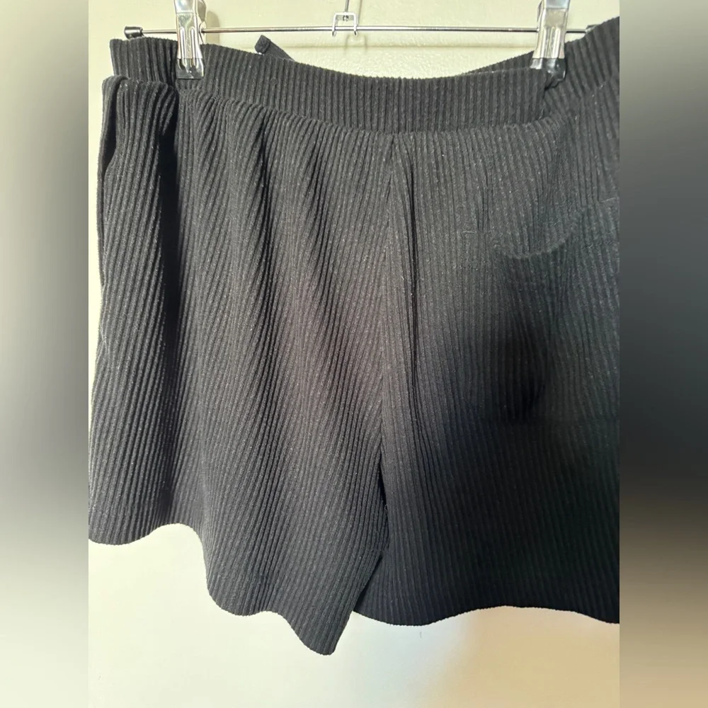 Alo Yoga Muse ribbed Set shorts and Sweater